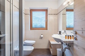 Regadera, secadora de cabello, toallas 