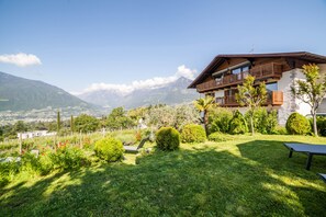 Property grounds - Vacation Apartment "Barrique" with Mountain View, Wi-Fi and Garden (Meran)