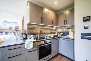 Een koelkast, een oven, een kookplaat, een vaatwasser