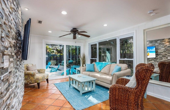 Family room with cable TV & Apps, sliding door to access the swimming pool.