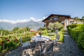Outdoor dining - Vacation Apartment "Cuve" with Mountain View, Wi-Fi, Balcony & Garden (Meran)