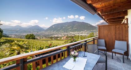 Vacation Apartment "Pinot" with Mountain View, Wi-Fi, Balcony & Garden