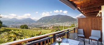 Vacation Apartment "Pinot" with Mountain View, Wi-Fi, Balcony & Garden