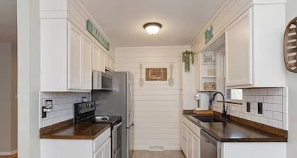 Pisgah Shadows Cottage - Hot Tub - Grill - Fireplace - WiFi - Pets OK