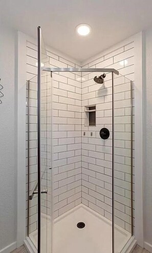 Ensemble douche/baignoire, sèche-cheveux, serviettes fournies, savon