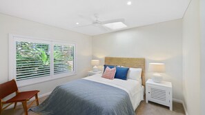 4 bedrooms, iron/ironing board, internet, bed sheets