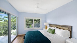 4 bedrooms, iron/ironing board, internet, bed sheets