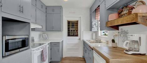 ثلاجة، ميكروويف، فرن، موقد طهي مسطح