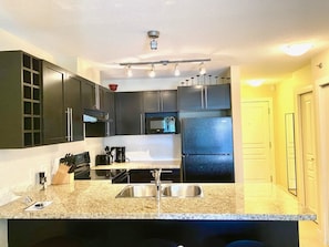 Refrigerador, microondas, horno y parrilla de estufa