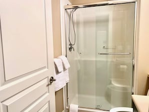 Toallas, jabón, papel de baño