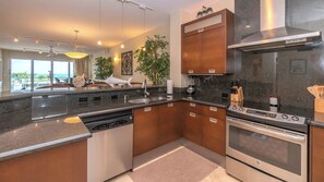 Frigorífico, microondas, horno y placa de cocina
