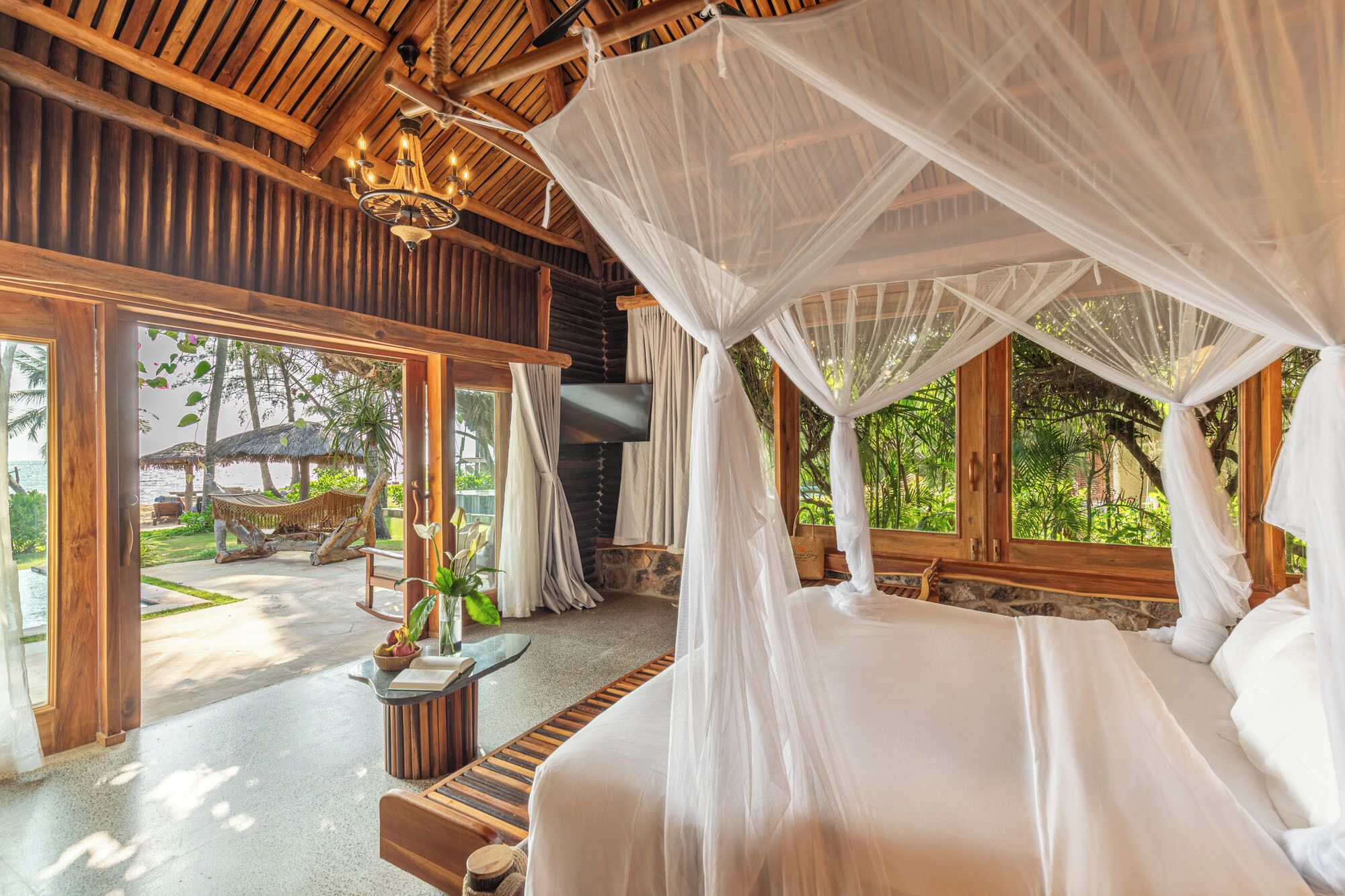 Minibar, Zimmersafe, Schreibtisch, laptopgeeigneter Arbeitsplatz