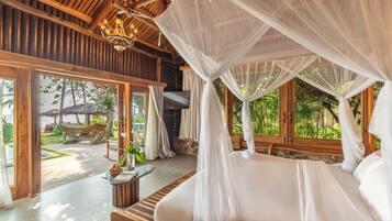 Minibar, Zimmersafe, Schreibtisch, laptopgeeigneter Arbeitsplatz