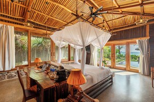 Minibar, caja de seguridad en la habitación y escritorio 