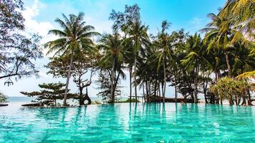 Een buitenzwembad, open van 06.00 uur tot 19.00 uur, en ligstoelen