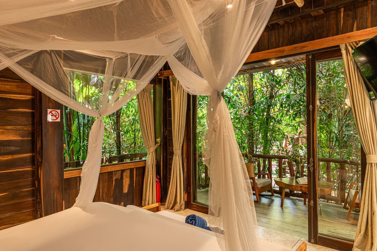 Habitación (Jungle) | Minibar, caja fuerte, escritorio y espacio para trabajar con un portátil