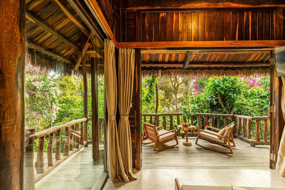 Habitación Premium, vistas parciales al mar (Breeze Bungalow) | Minibar, caja fuerte, escritorio y espacio para trabajar con un portátil