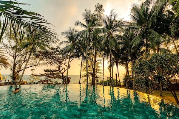 Een buitenzwembad, open van 06.00 uur tot 19.00 uur, en ligstoelen