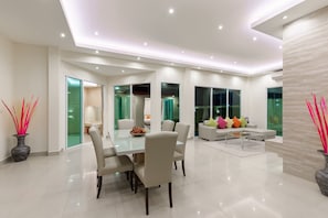 Villa de lujo | Área de sala de estar | Smart TV de 50 pulgadas con canales por cable y televisión 