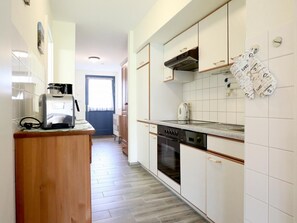 Kühlschrank, Ofen, Geschirrspüler, Wasserkocher mit Kaffee-/Teezubehör