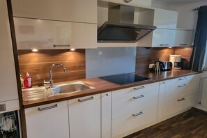 Kühlschrank, Ofen, Herdplatte, Geschirrspüler