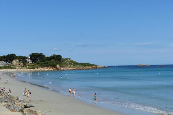 Una spiaggia nelle vicinanze