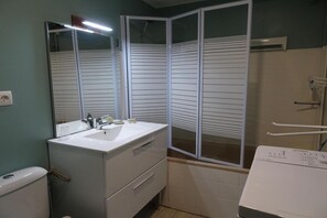 Bathtub, towels - Studio in Plougasnou with Sea View and Beaches (Plougasnou)