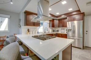 Réfrigérateur, four à micro-ondes, surface de cuisson, lave-vaisselle