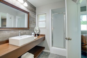 Amenidades de baño gratuitas, secadora de cabello, toallas 