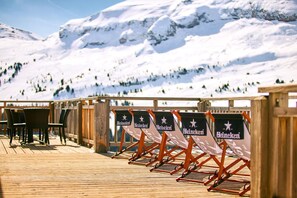 Outdoor dining - Cozy Mountain Stay w/ Balcony (Arâches-La-Frasse)