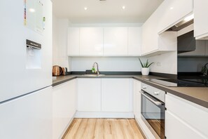 Geladeira, micro-ondas, fogão, cooktop