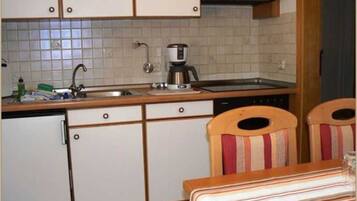 Kjøleskap, ovn og høy barnestol