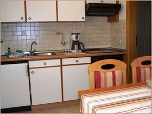 Fridge, oven, high chair - Wohnung Witt Kliff zur Inselseite mit 2 Schlafzimmern - Ferienhaus Frier (Helgoland)