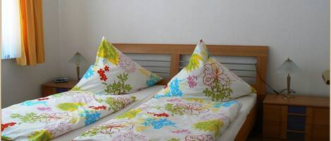 2 bedrooms, travel cot, WiFi, bed sheets