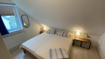 2 bedrooms, travel crib, WiFi