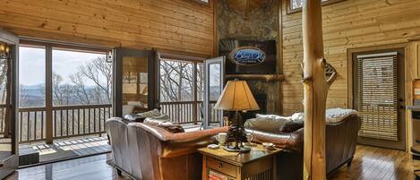 Televisión de pantalla plana y chimenea