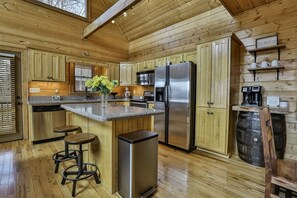Fridge, microwave, oven, stovetop - A Golden Retreat | Morganton, GA (Morganton)
