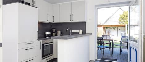 Réfrigérateur, un four, lave-vaisselle, cafetière-théière