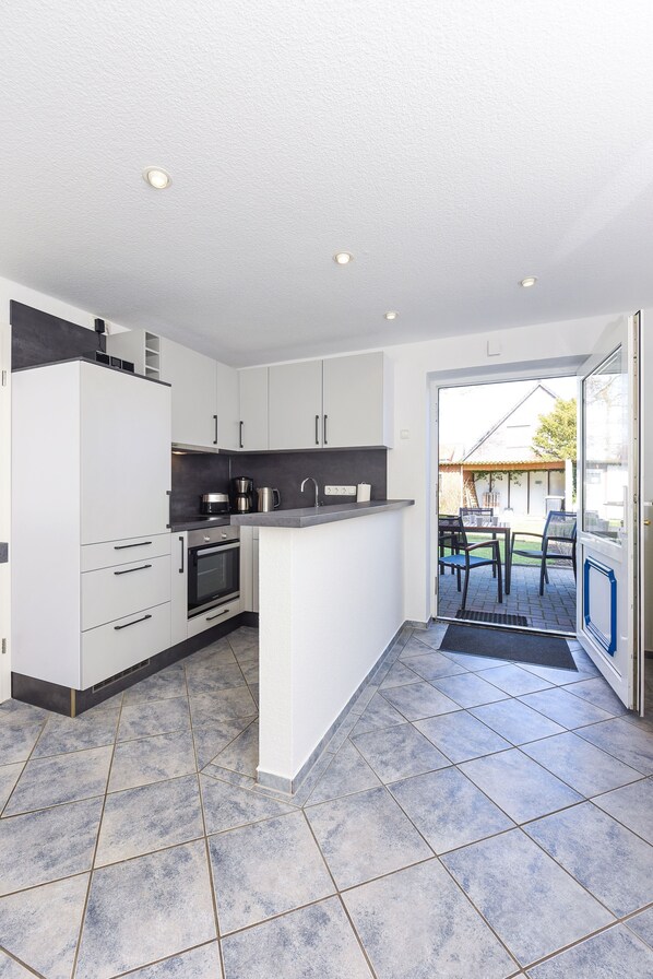 Fridge, oven, dishwasher, coffee/tea maker