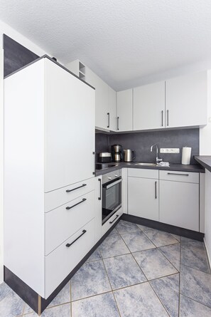 Kühlschrank, Ofen, Geschirrspüler, Wasserkocher mit Kaffee-/Teezubehör