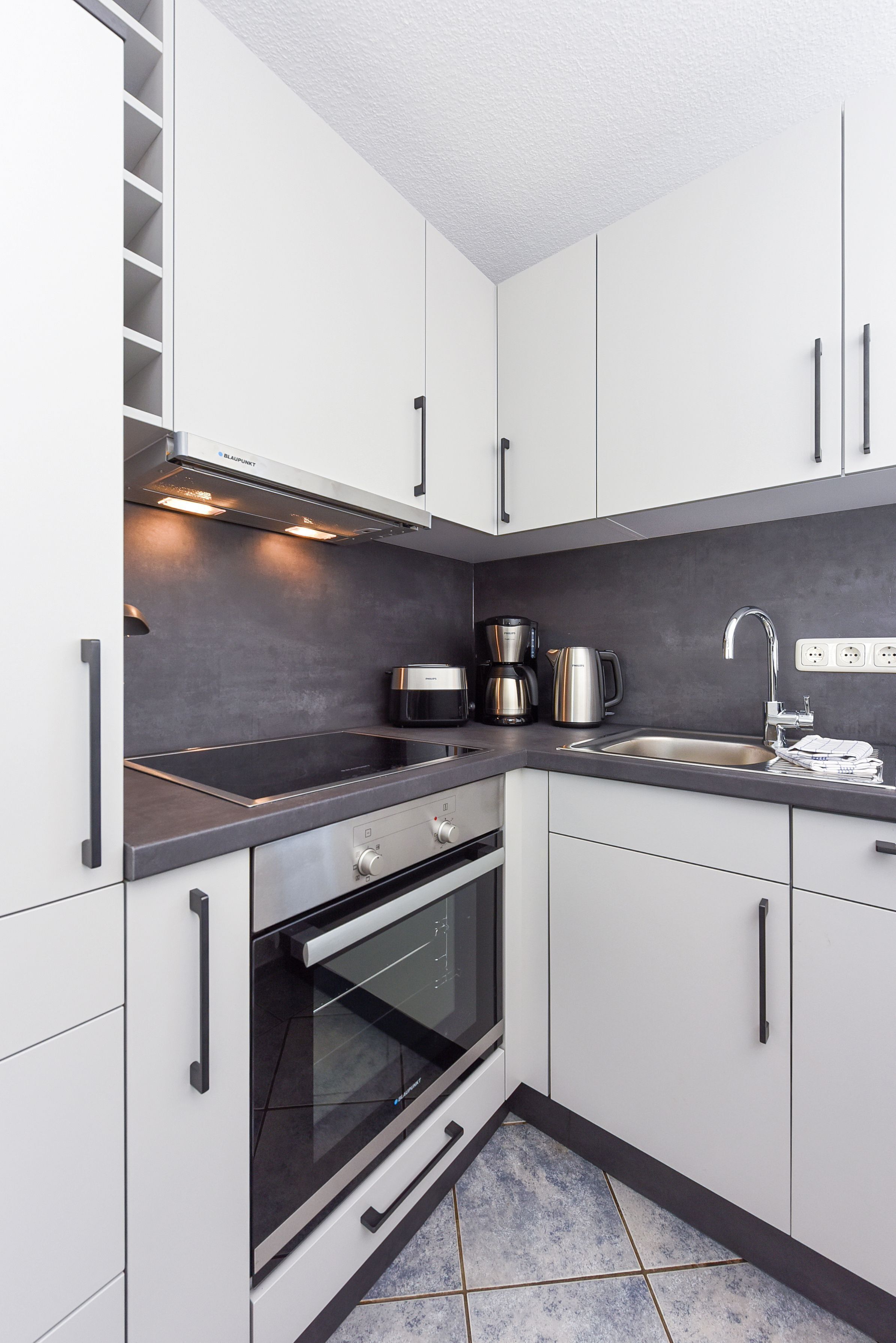 Fridge, oven, dishwasher, coffee/tea maker