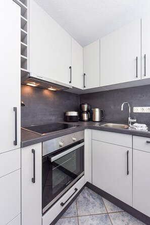 Fridge, oven, dishwasher, coffee/tea maker