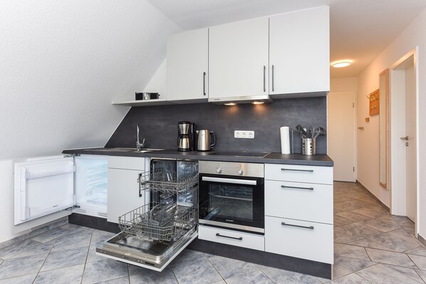 Fridge, oven, dishwasher, coffee/tea maker