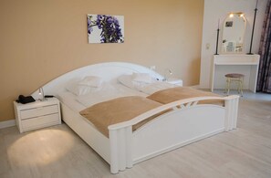 Unclassified image, 2 of 14, button - Doppelzimmer Exklusiv Ems - Hotel Lange, 14002 (Leer (Ostfriesland))