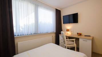 1 bedroom, desk, WiFi, bed sheets