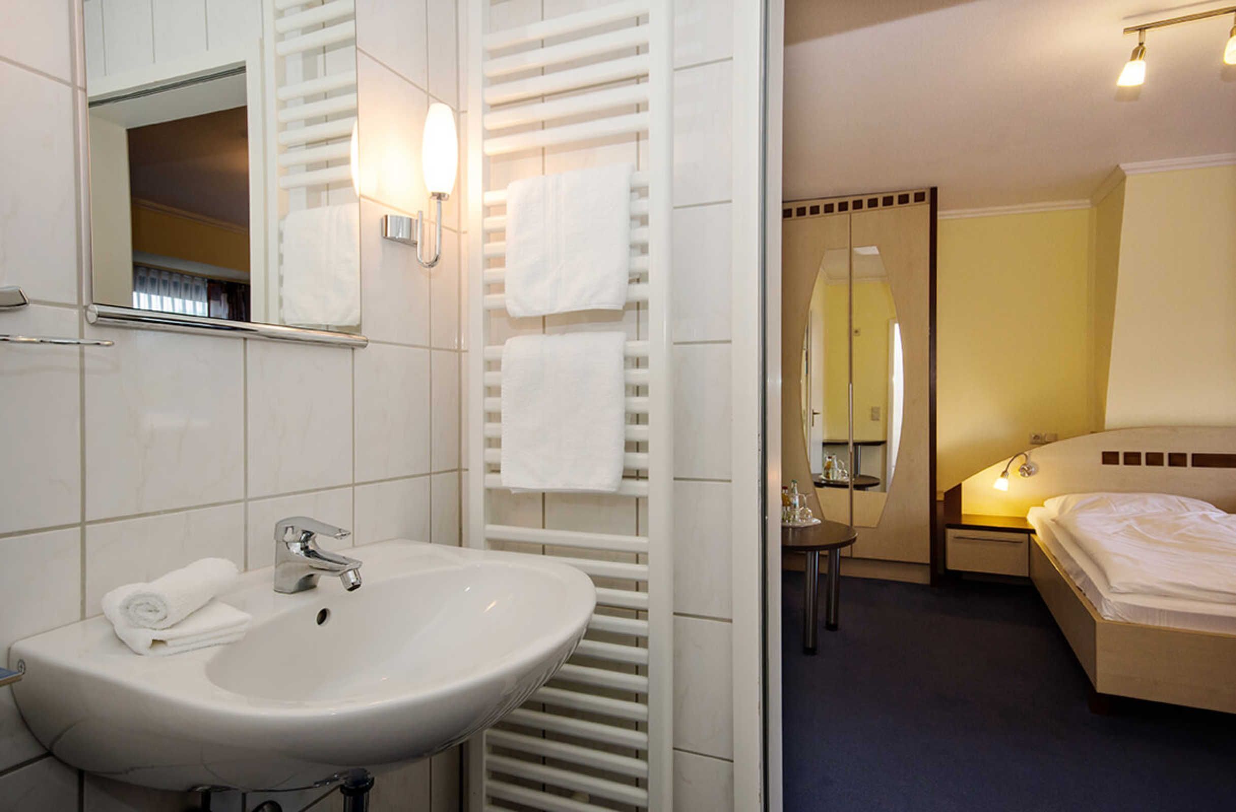 1 bedroom, desk, WiFi, bed sheets