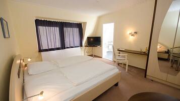 1 bedroom, desk, WiFi, bed sheets