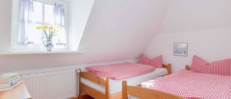 2 bedrooms, travel crib, WiFi