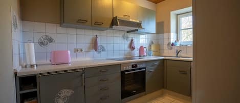 Een koelkast, een oven, een vaatwasser, een kinderstoel