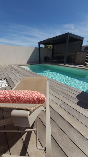 Een buitenzwembad en een verwarmd zwembad